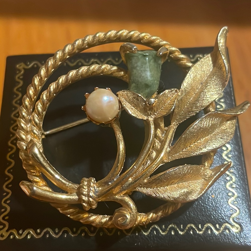 Vintage SARA COV gold tone brooch